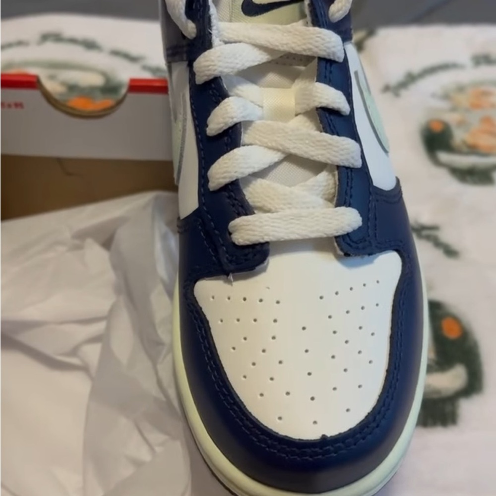 Nike kid Navy and White Sneakers - Picture 2 of 10